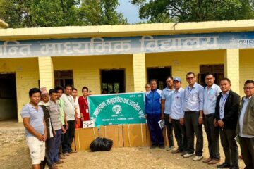 जनकल्याण सामुदायिक वन मोहन्याल ३ द्वारा विद्यालयलाई आर्थिक सहयोग