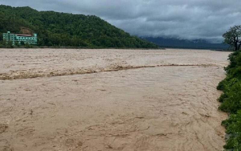 भेरी नदीमा टिपर खस्दा तीन जना बेपत्ता