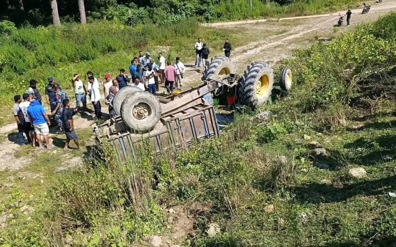 कैलालीमा मलामी बोकेको ट्याक्टर दुर्घटना: ३ जनाको मृत्यु, १२ घाइते 