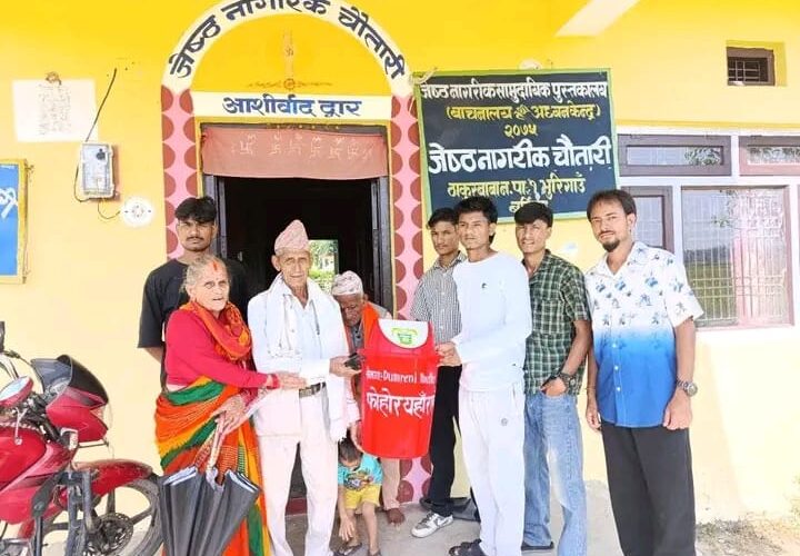 फोहोर व्यवस्थापनका लागि ठाकुरबाबामा युवाहरुद्वारा डस्वीन वितरण