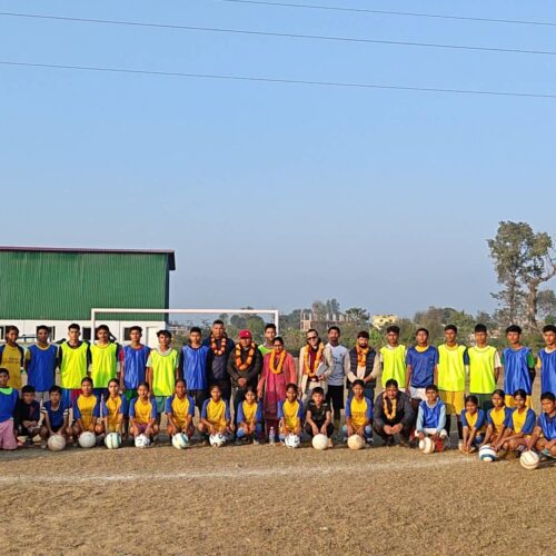 बद्री कुन्ता मेमोरियल ट्रस्टका सदस्य जोशीले गरे बर्दगोरियाका खेलाडीहरु सँग भेट र खेलमैदान अवलोकन