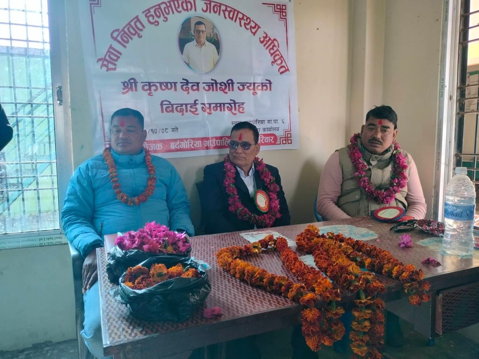 सेवा निवृत्त हुनुभएका जन स्वास्थ्य अधिकृत जोशीको विदाई 