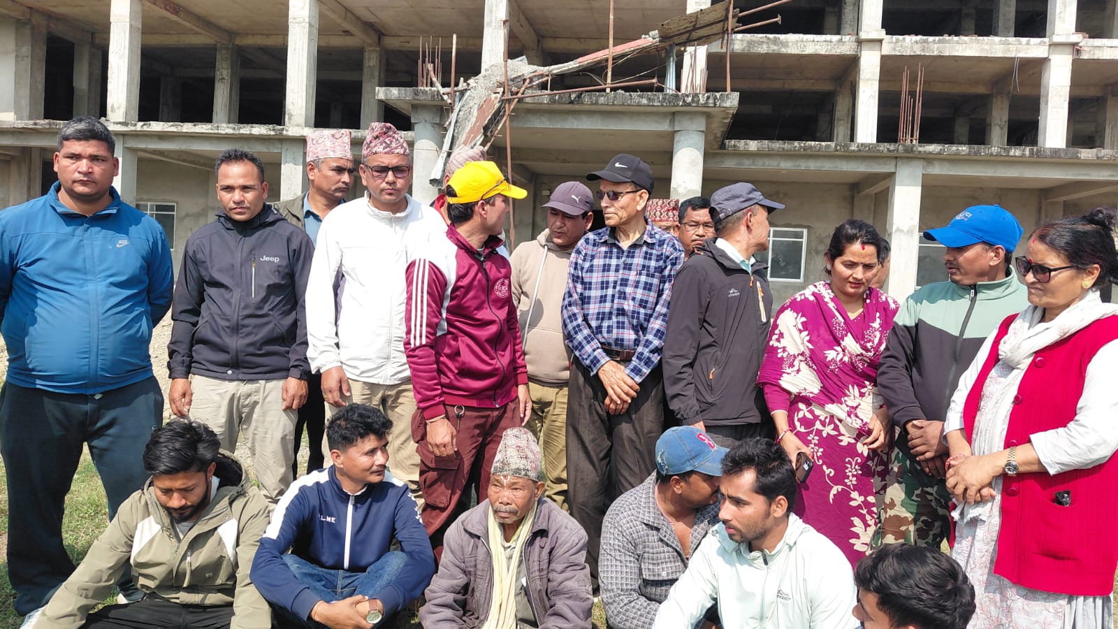 चुहामा निर्माणधिन अस्पताल अलपत्र; वडा कार्यालयमा तालाबन्दी देखि सडक आबद्ध गर्ने स्थानीयको चेतावनी