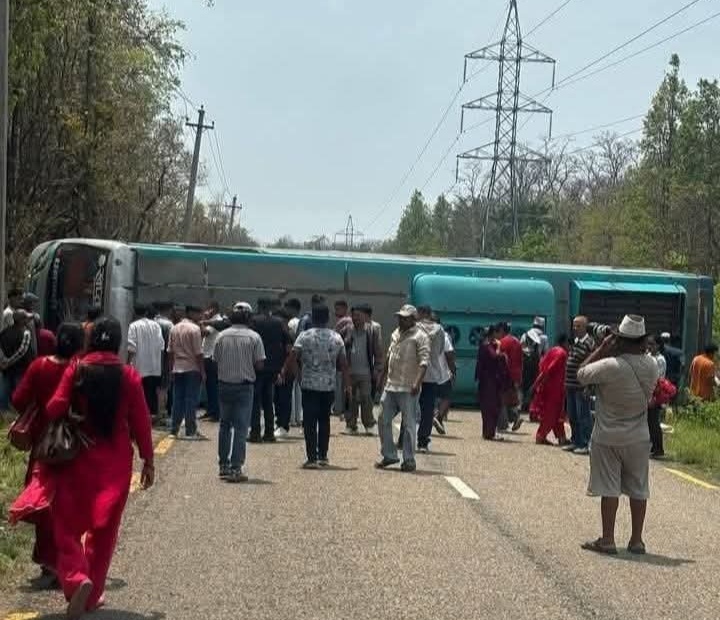काठमाडौंबाट धनगढीतर्फ आउँदै गरेको बस बर्दिया राष्ट्रिय निकुञ्जभित्र दुर्घटना